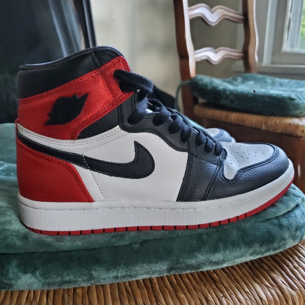 Nike Air Jordan 1 HIGH OG Satin Black Toe